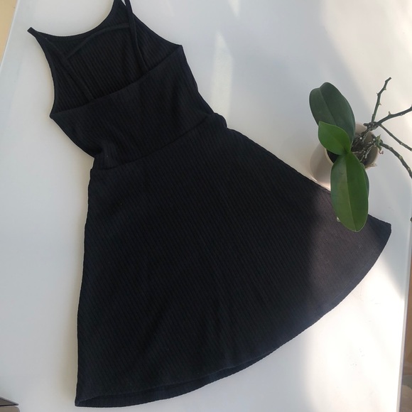 Flattering short dress w cute back - Picture 2 of 2